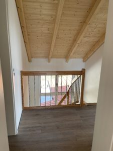 Treppenhaus im DG mit Holzsichtdachstuhl
